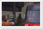 Und auf Kommando wird der Bus getauft