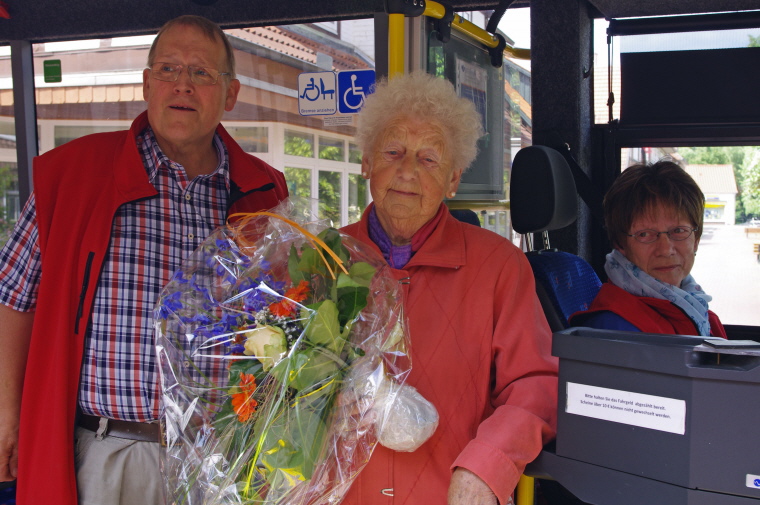 Bernhard Franz ehrt unseren Fahrgast Nr. 33.333, Frau Wätje